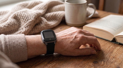 Montre GPS SOS Vigyla portée au poignet, ambiance cocooning